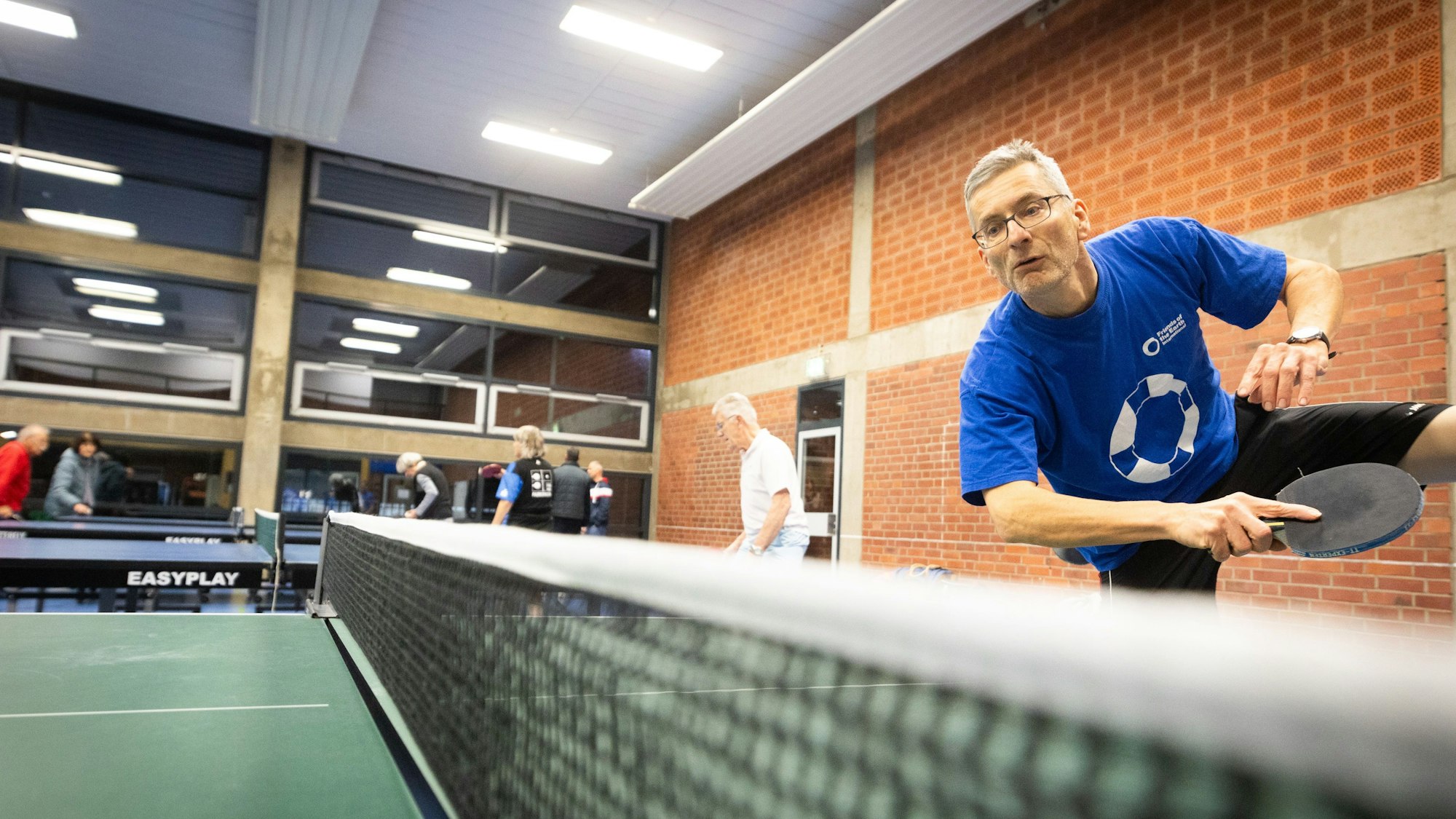 Mit vollem Einsatz: In erster Linie geht es um den Sport, die Konzentration auf den Plastikball hilft.