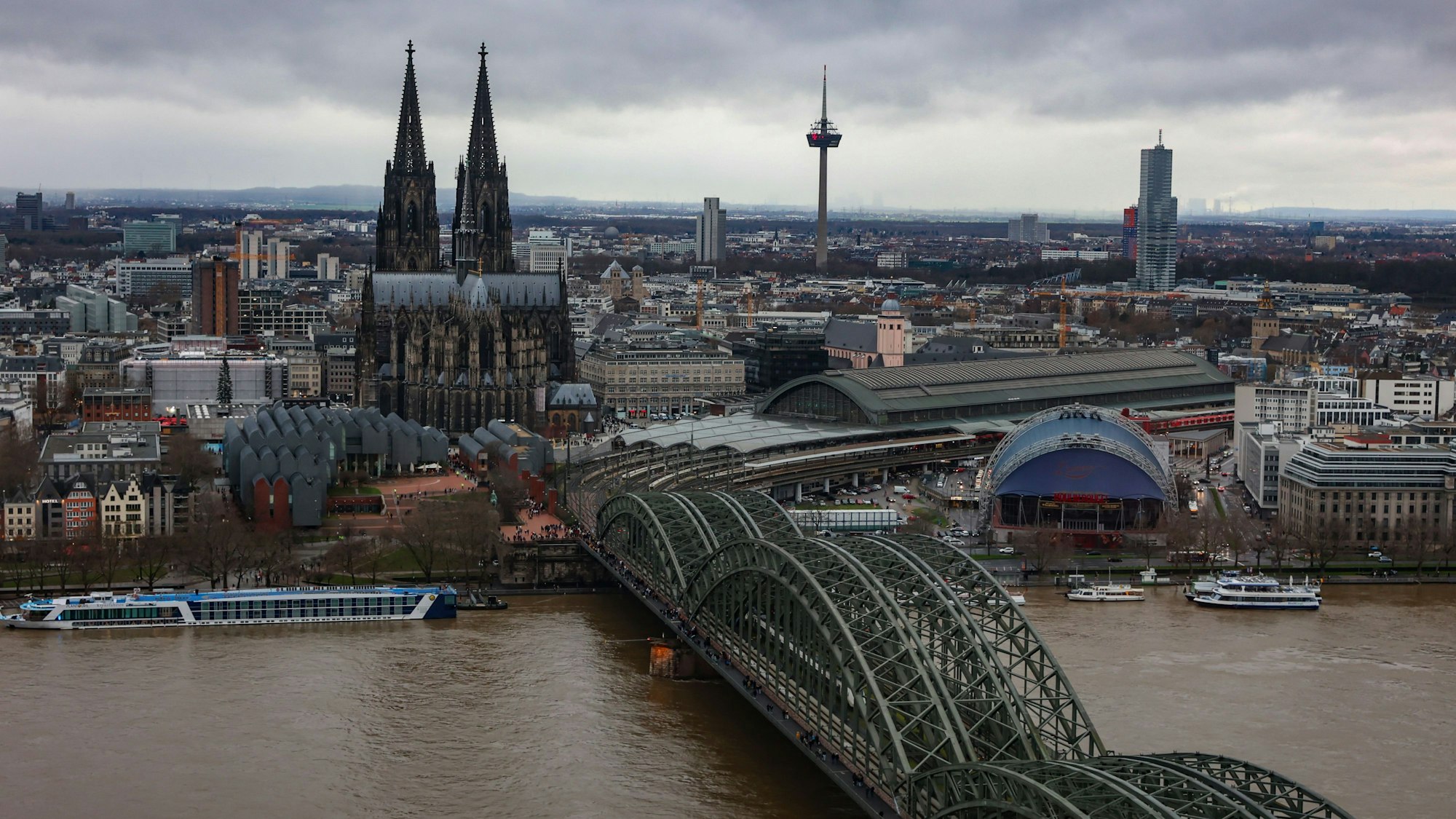 25.12.2023
Köln:
Übersichten vm LVR-Turm aus fotografiert:
Kölner Dom mit Hohenzollernbrücke
Foto: Martina Goyert