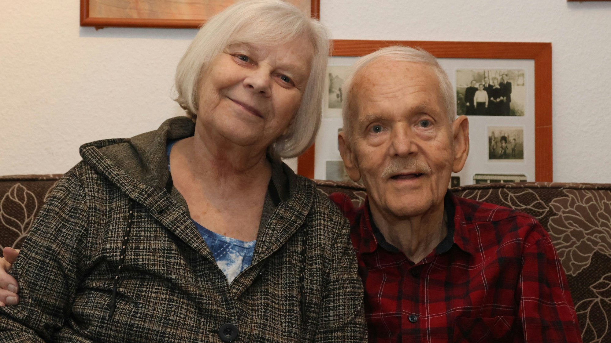 Zu sehen ist ein Goldhochzeit-Paar.