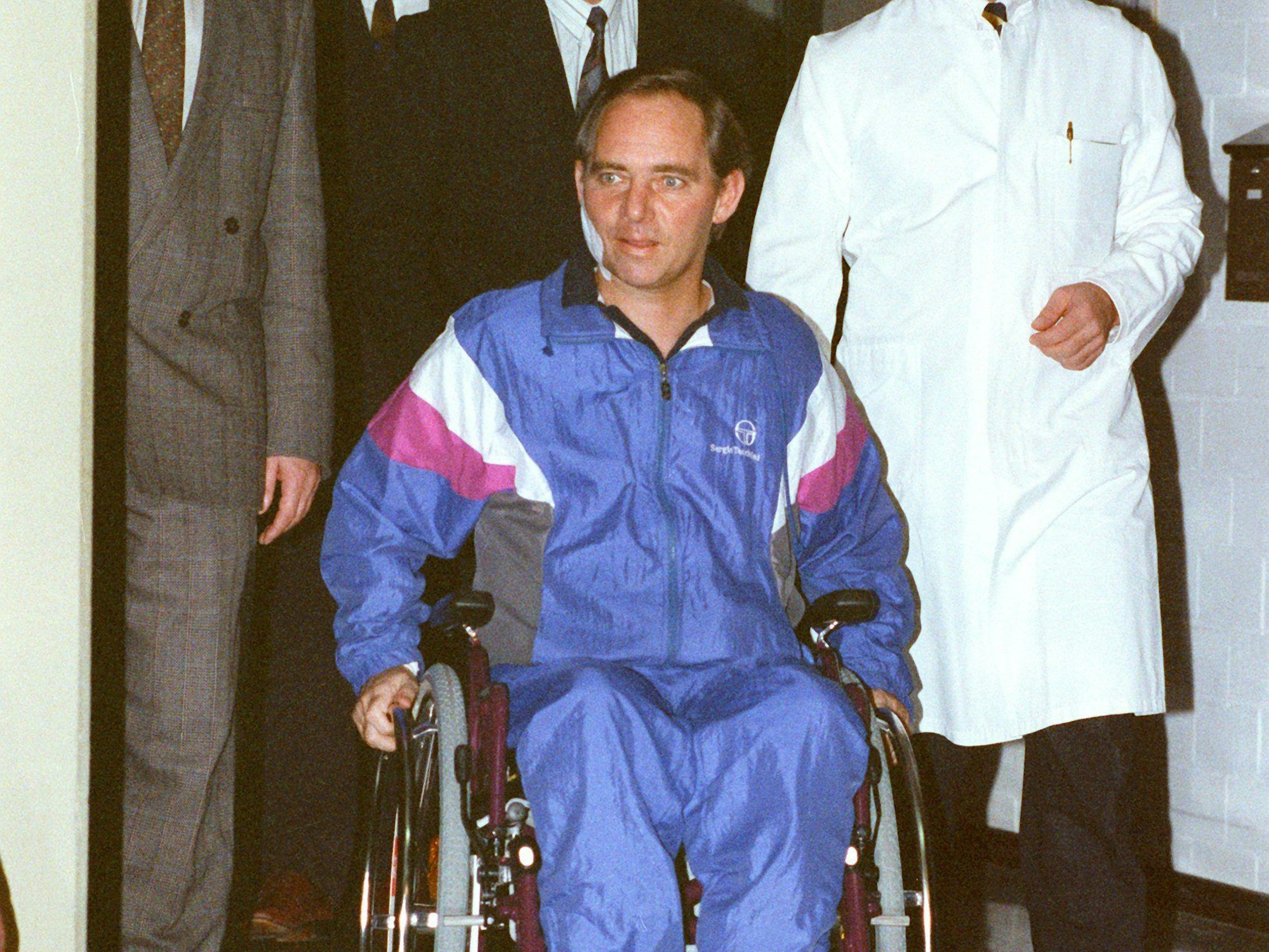 Karlsbad-Langensteinbach: Knapp sechs Wochen nach dem Attentat begibt sich Wolfgang Schäuble (M, Rollstuhl) in der Rehabilitationsklinik zu seiner ersten Pressekonferenz.