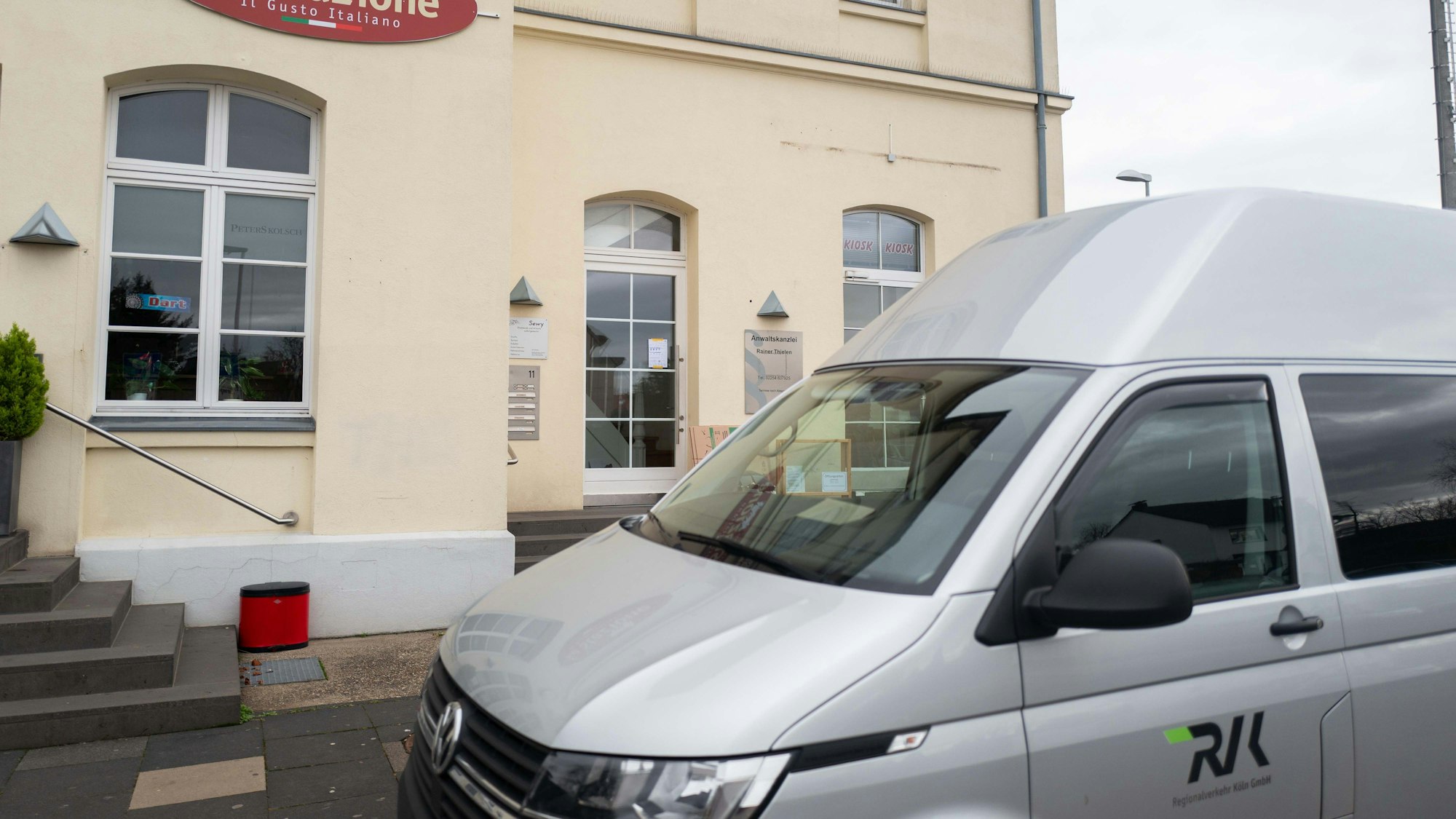Ein Wagen mit RVK-Aufschrift steht vor der ehemaligen Servicestation im Bahnhof Weilerswist.