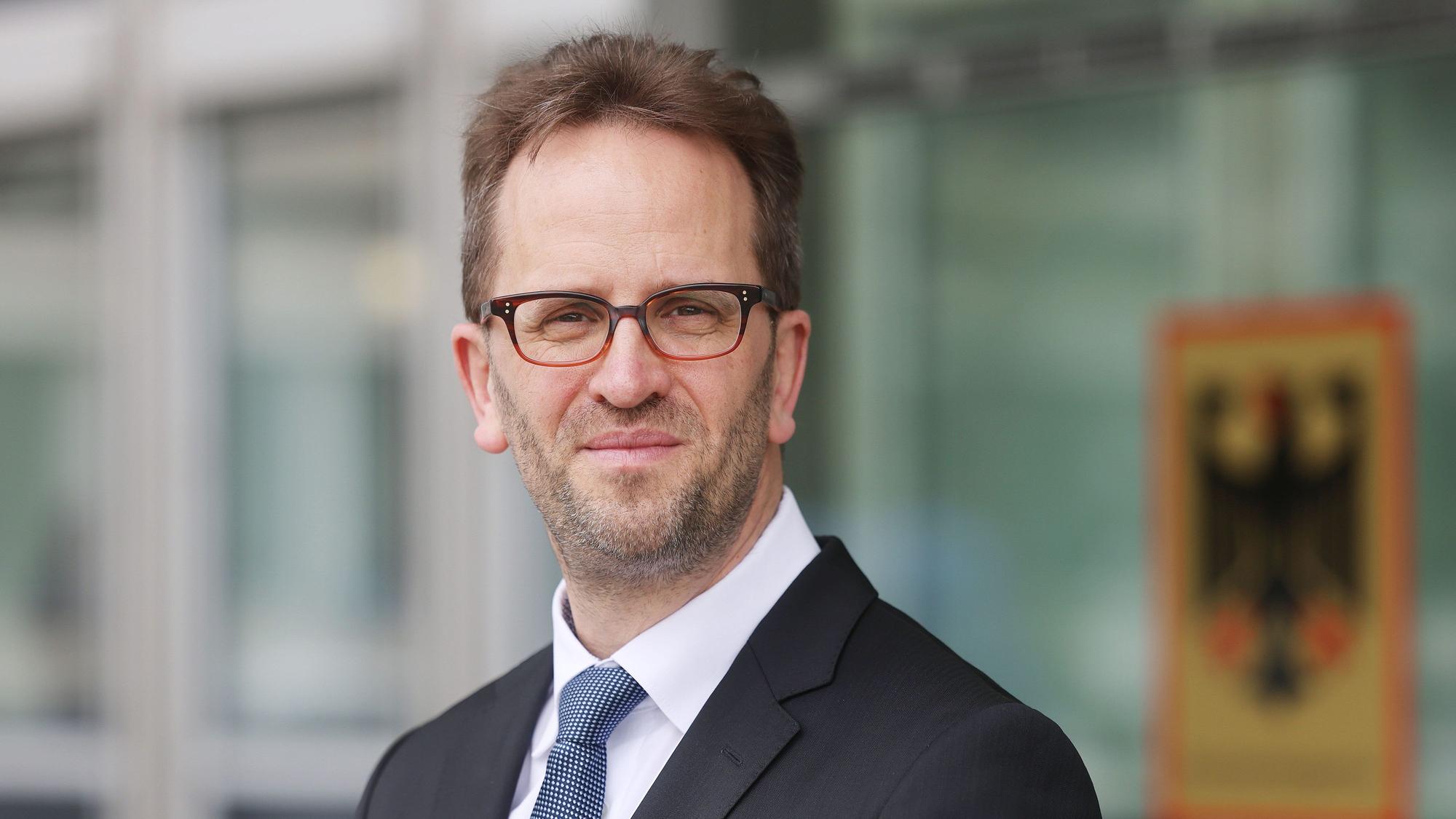 Nordrhein-Westfalen, Bonn: Klaus Müller, Präsident der Bundesnetzagentur, steht vor dem Haus der Bundesnetzagentur. (Archivbild)