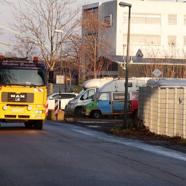 Nur provisorisch wurde die Alfred-Schütte-Allee bisher mit Betonblöcken verengt. Der geplante Umbau lässt auf sich warten.