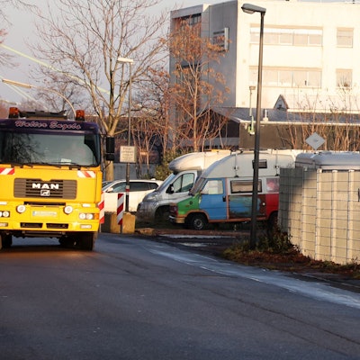 Nur provisorisch wurde die Alfred-Schütte-Allee bisher mit Betonblöcken verengt. Der geplante Umbau lässt auf sich warten.