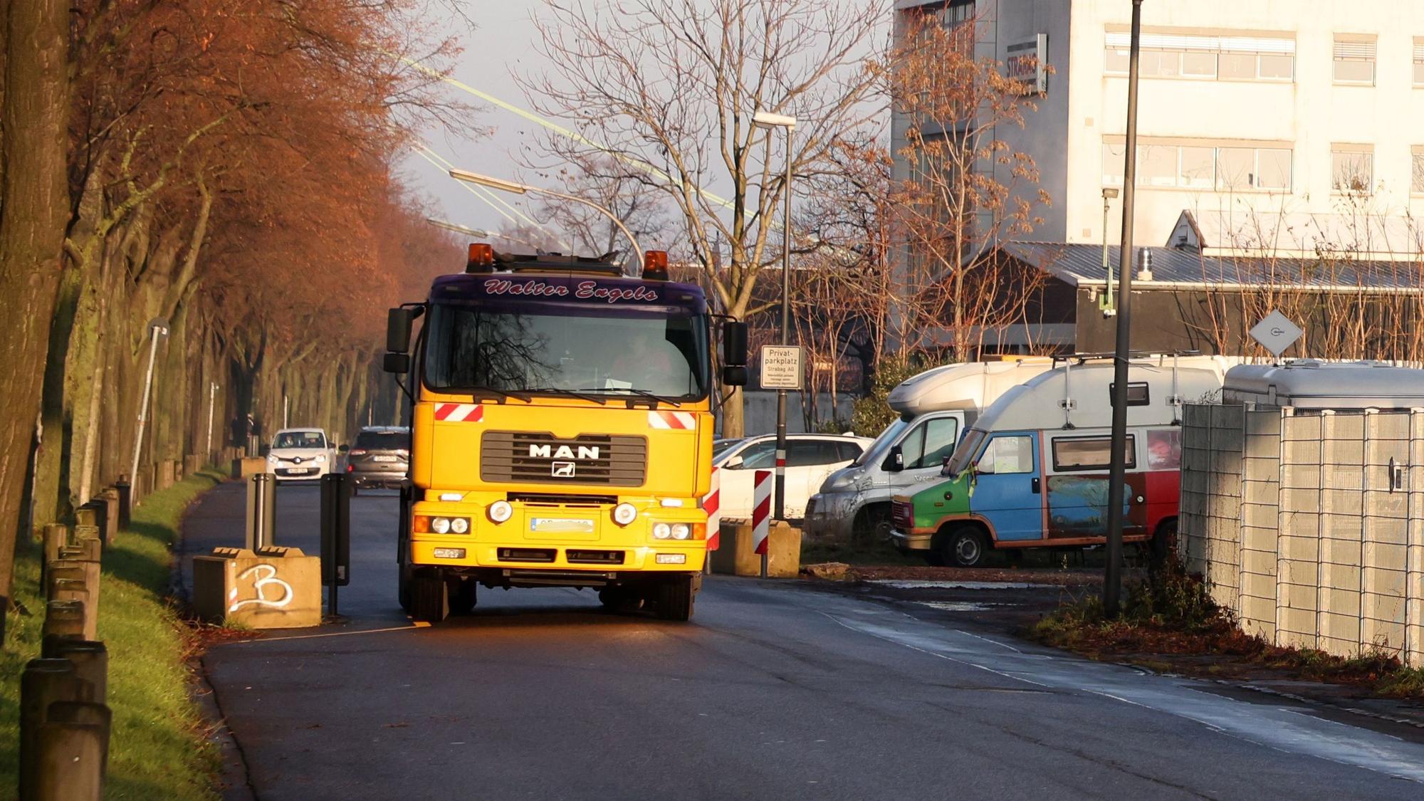 Nur provisorisch wurde die Alfred-Schütte-Allee bisher mit Betonblöcken verengt. Der geplante Umbau lässt auf sich warten.