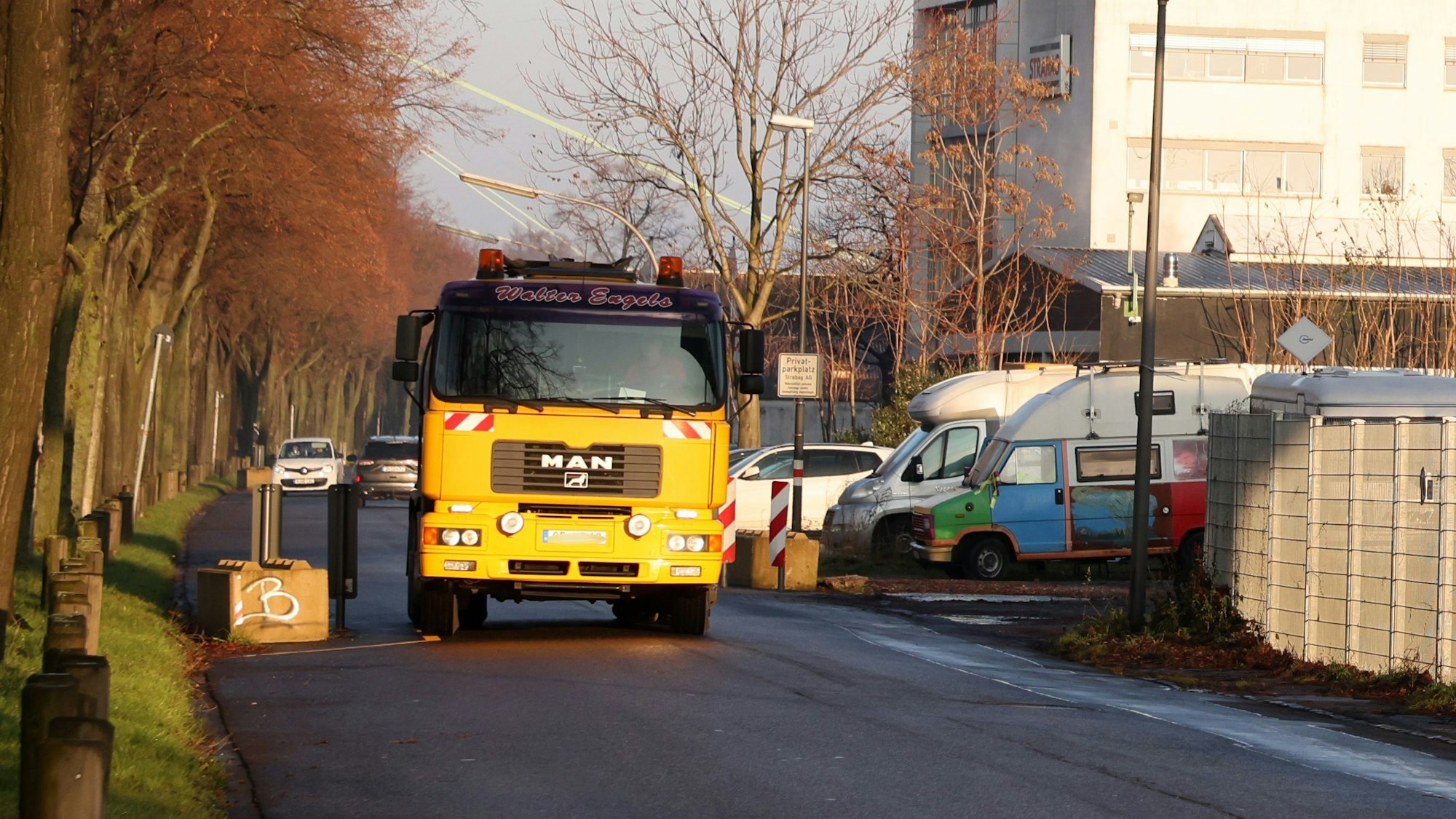 Nur provisorisch wurde die Alfred-Schütte-Allee bisher mit Betonblöcken verengt. Der geplante Umbau lässt auf sich warten.