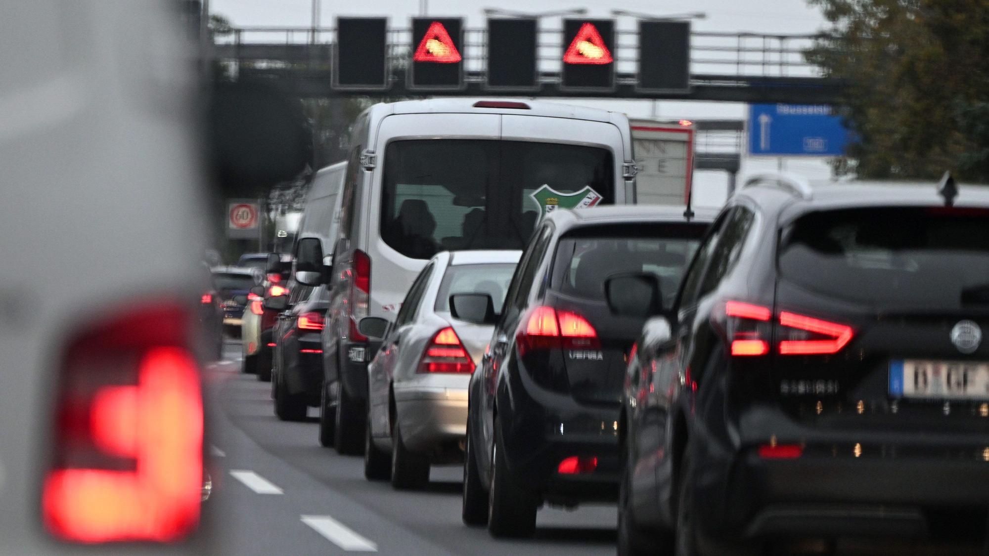 Stau im Berufsverkehr - Stoßstange reiht sich an Stoßstange.
