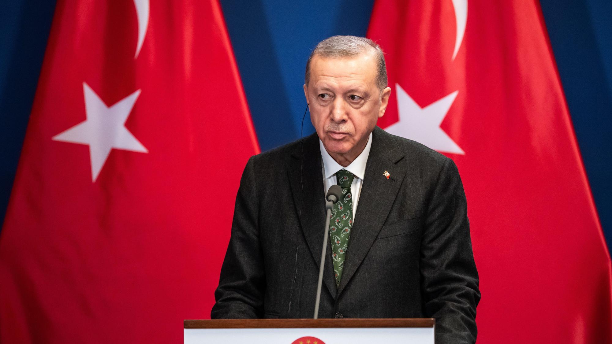 18.12.2023, Ungarn, Budapest: Recep Tayyip Erdogan, Präsident der Türkei, spricht im Karmeliterkloster während einer gemeinsamen Erklärung mit dem ungarischen Premierminister Orban. Orban hat den türkischen Präsidenten Erdogan zu dessen eintägigen Besuch empfangen. Foto: Marton Monus/dpa +++ dpa-Bildfunk +++