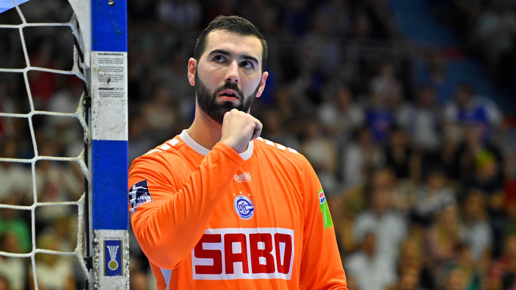 VfL-Torhüter Tibor Ivanisevic steht am Pfosten und reckt nach einer gelungenen Parade die Faust.