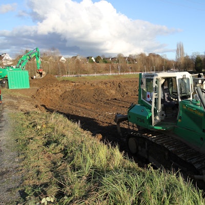 Auf dem Gelände an der Isaac-Bürger-Straße in Siegburg bewegen Bagger große Erdmassen, um den Untergrund für den Bau des geplanten Casinos der Gauselmann-Gruppe vorzubereiten.