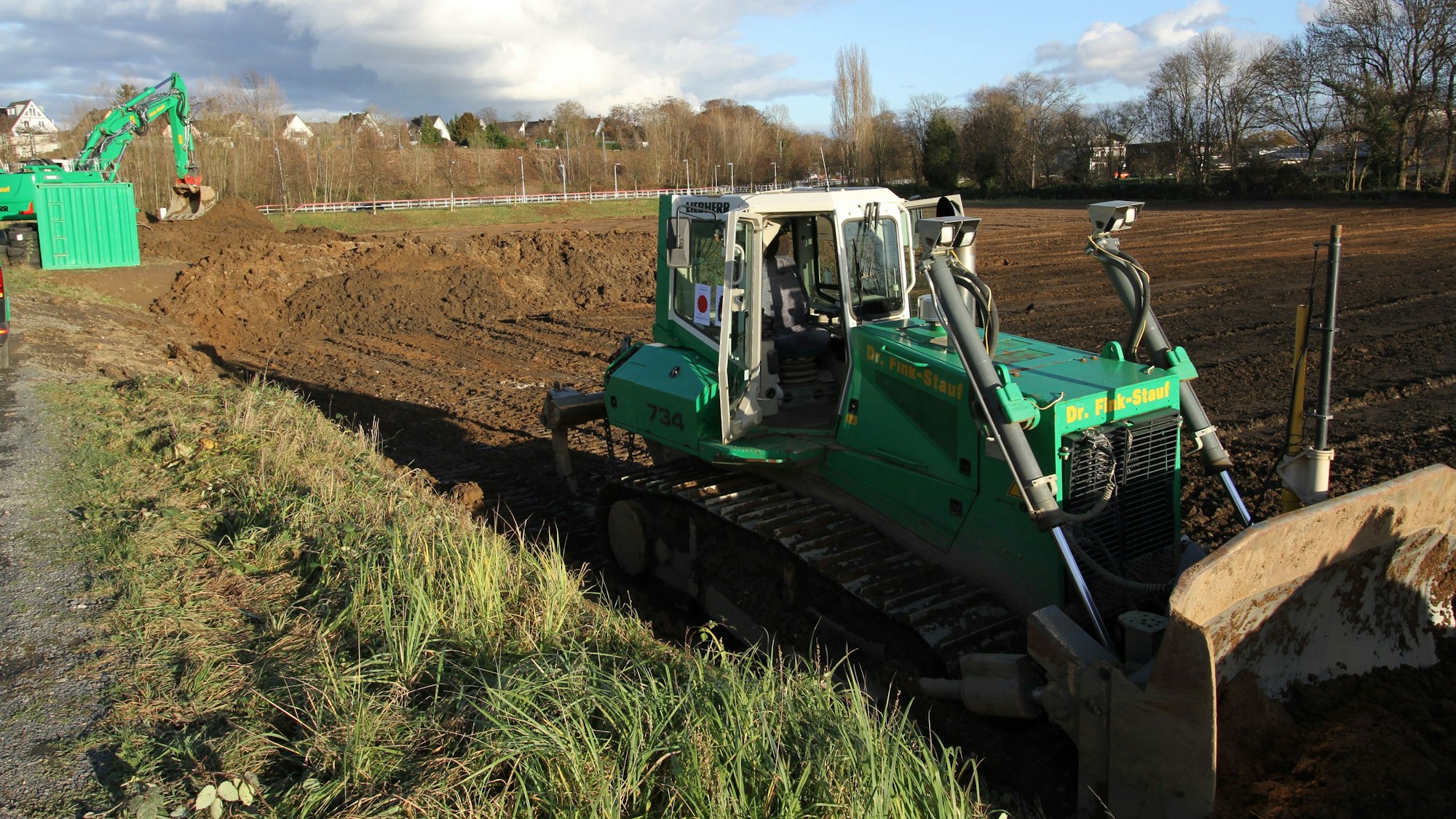 Auf dem Gelände an der Isaac-Bürger-Straße in Siegburg bewegen Bagger große Erdmassen, um den Untergrund für den Bau des geplanten Casinos der Gauselmann-Gruppe vorzubereiten.