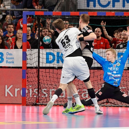 IM Bundesligaspiel gegen den THW Kiel versucht nach der Abwehr des  HC Erlangen auch Torhüter Bertram Obling das Tor zu verhindern.