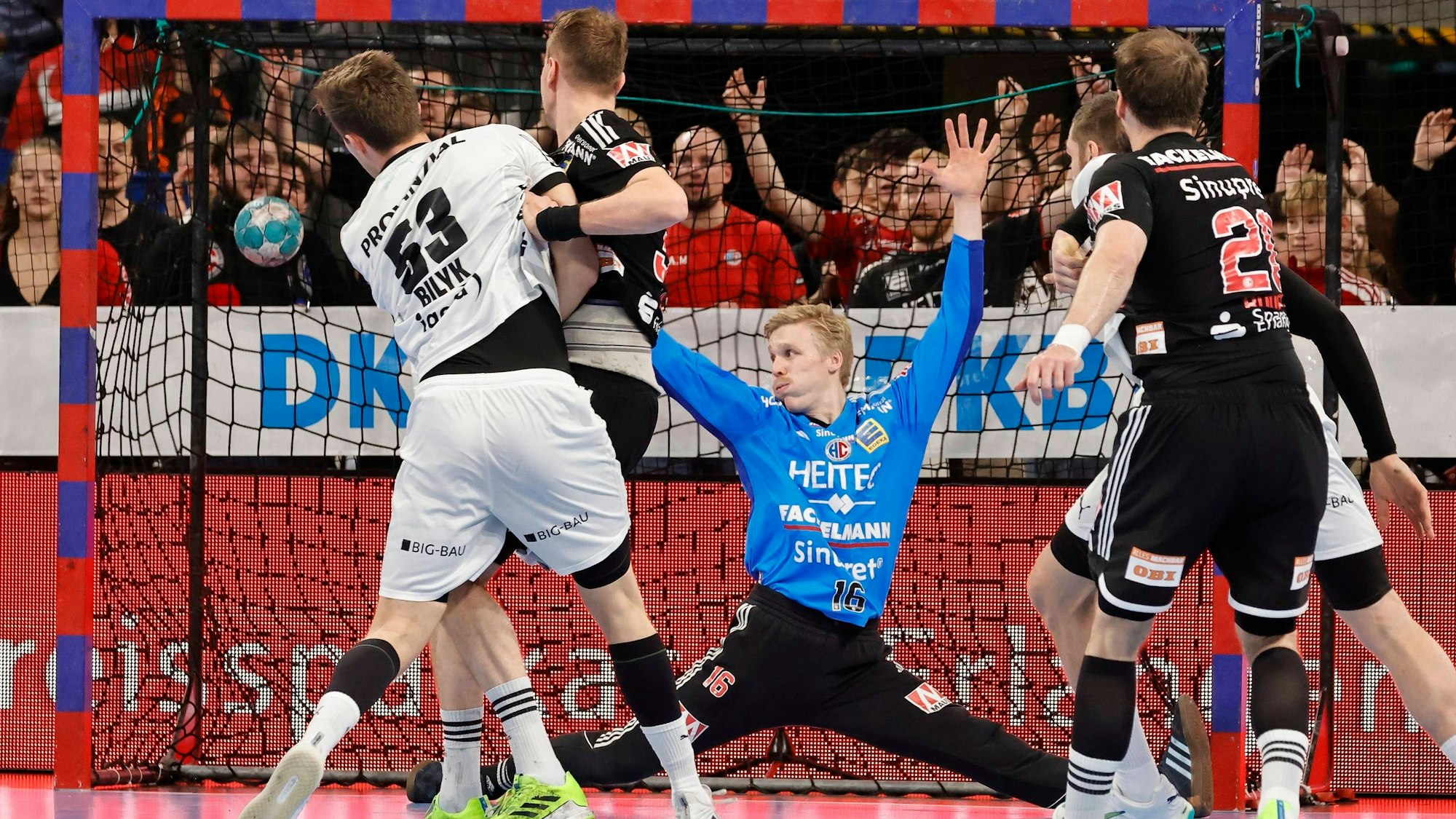 IM Bundesligaspiel gegen den THW Kiel versucht nach der Abwehr des  HC Erlangen auch Torhüter Bertram Obling das Tor zu verhindern.
