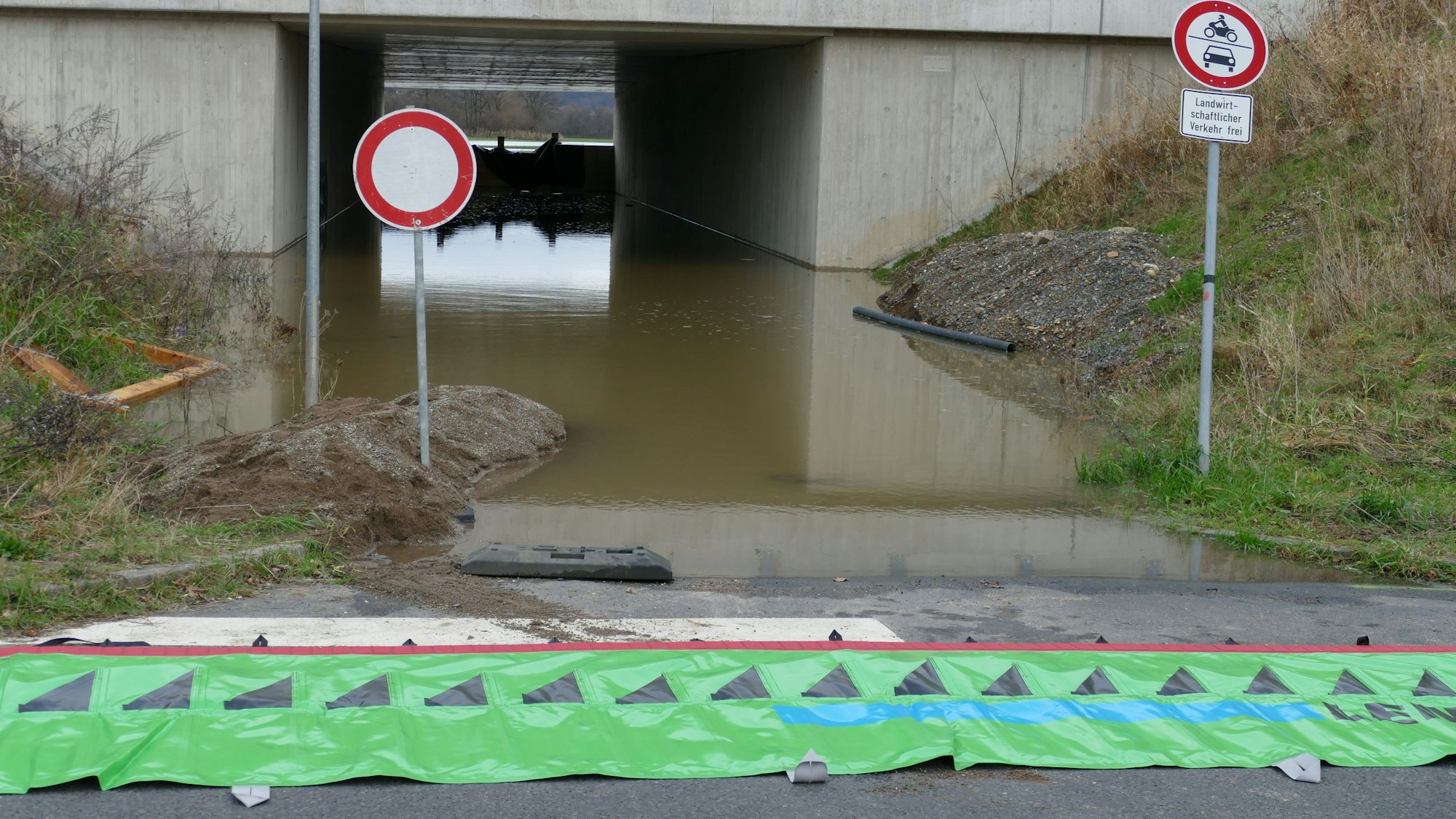 Die Unterführung der Autobahn ist überflutet.