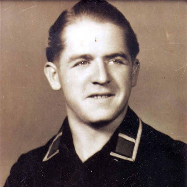 Der Marine-Soldat Walter Berger aus der Ortschaft Bitze bei Morsbach ist 24 Jahre alt, als er auf einem Torpedo-Boot in der Biskaya gegen englische Kriegsschiffe kämpft und schließlich ins Wasser springen muss.