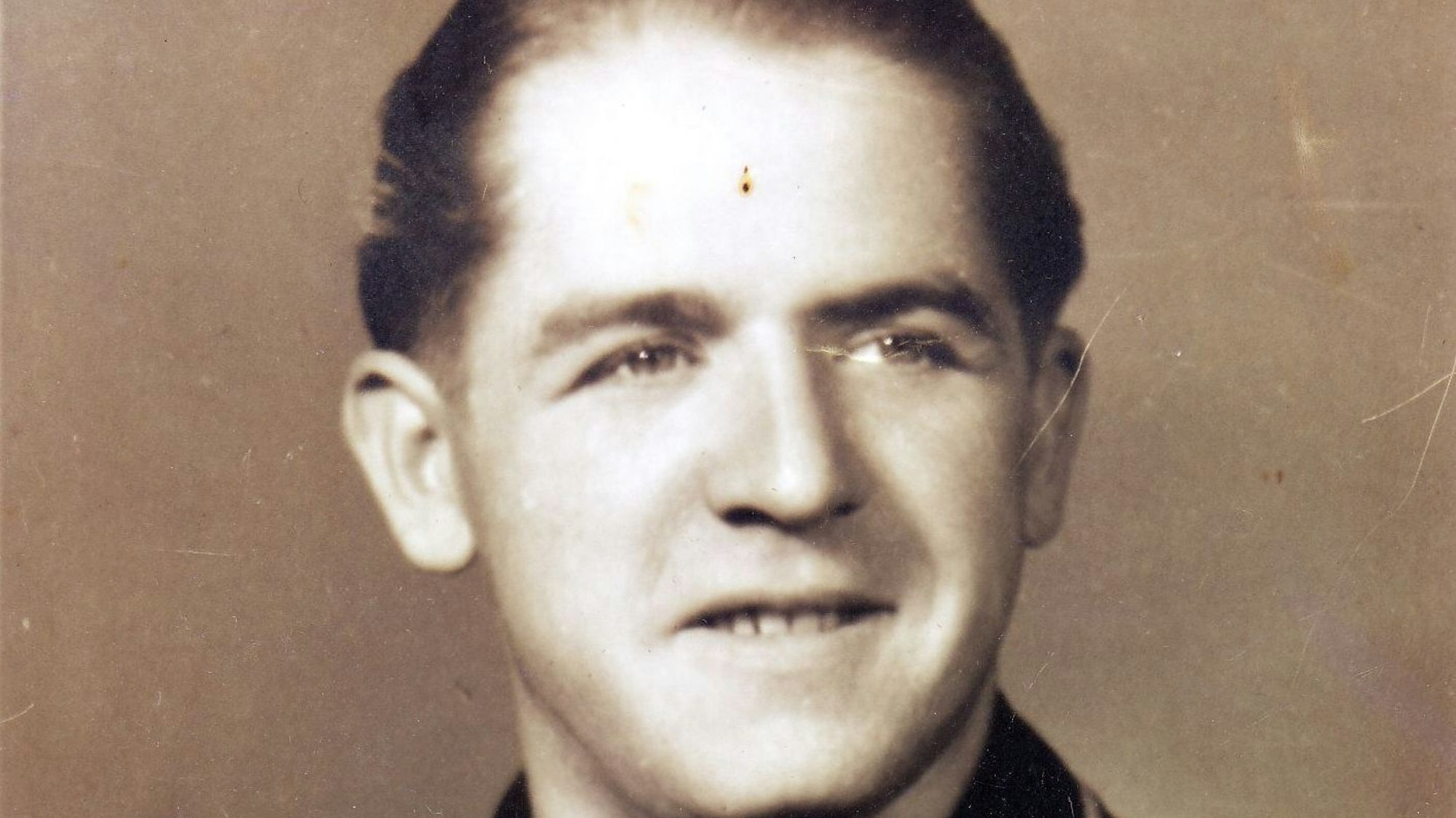 Der Marine-Soldat Walter Berger aus der Ortschaft Bitze bei Morsbach ist 24 Jahre alt, als er auf einem Torpedo-Boot in der Biskaya gegen englische Kriegsschiffe kämpft und schließlich ins Wasser springen muss.