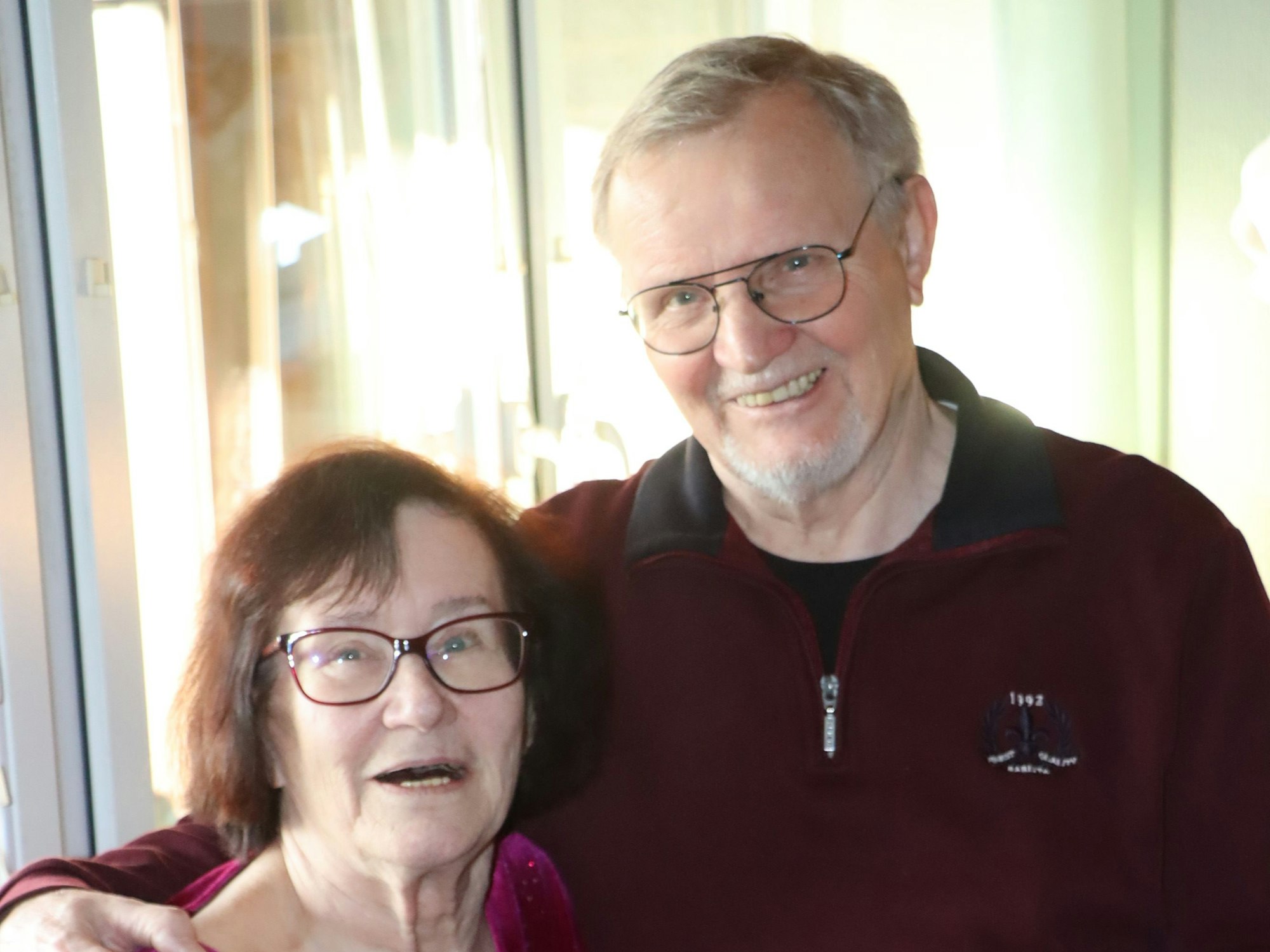 Ein Paar lächelt in die Kamera.