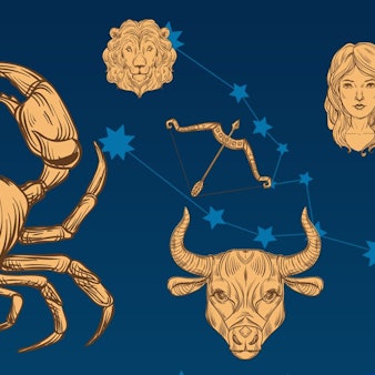 Ein goldener Krebs im gezeichneten Stil auf dunkelblauem Hintergrund mit Sternbildern in hellblau.