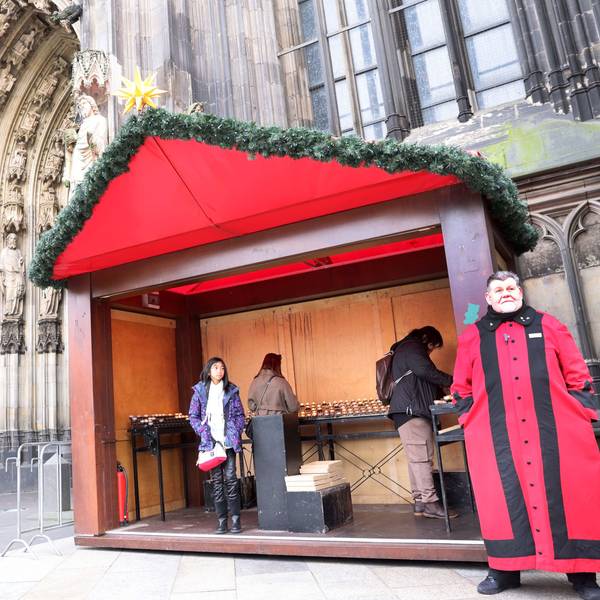 Kerzenbänke aus dem Dom wurden nach draußen gebracht.