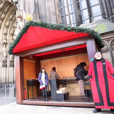 Kerzenbänke aus dem Dom wurden nach draußen gebracht.