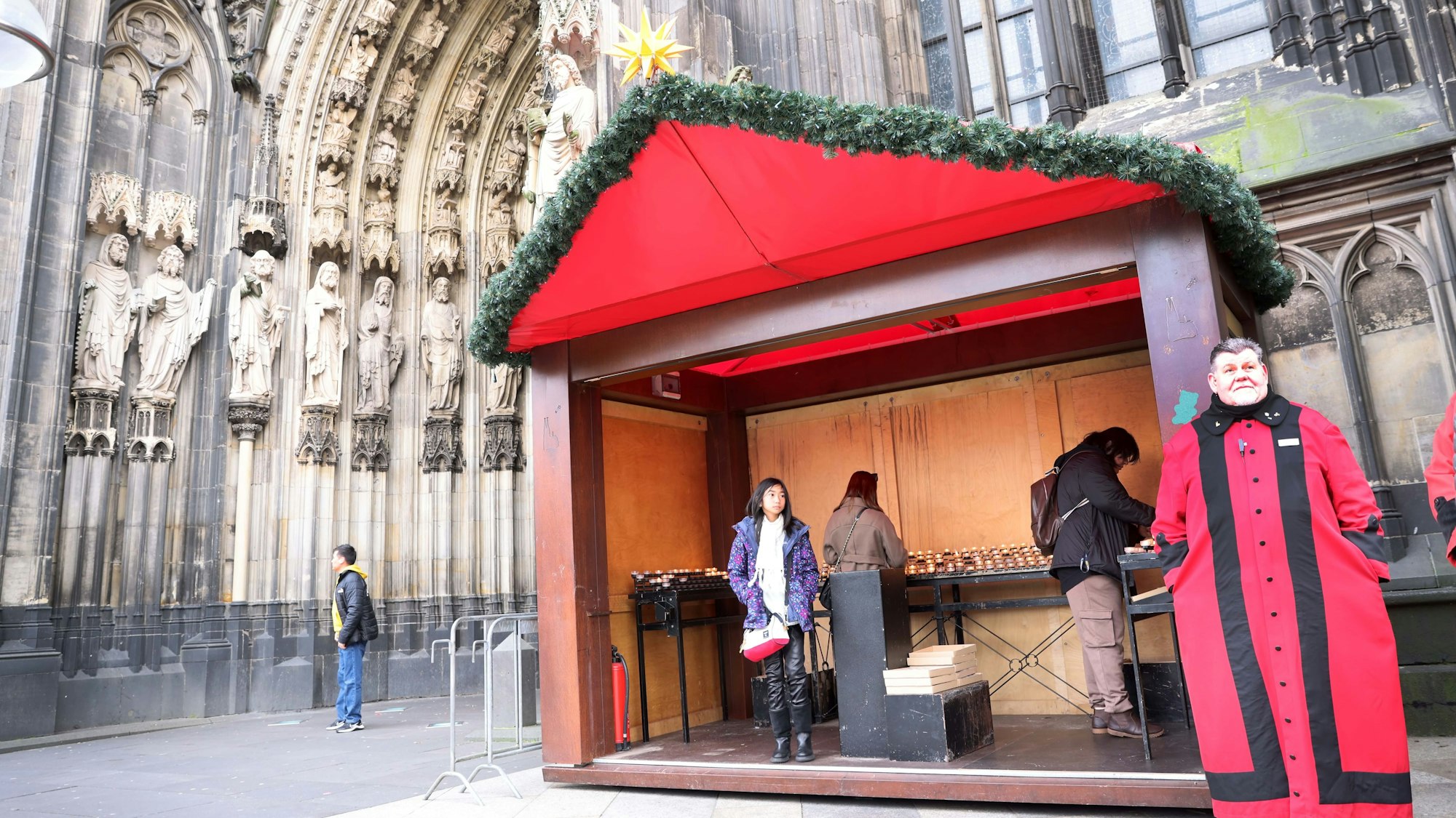 Kerzenbänke aus dem Dom wurden nach draußen gebracht.