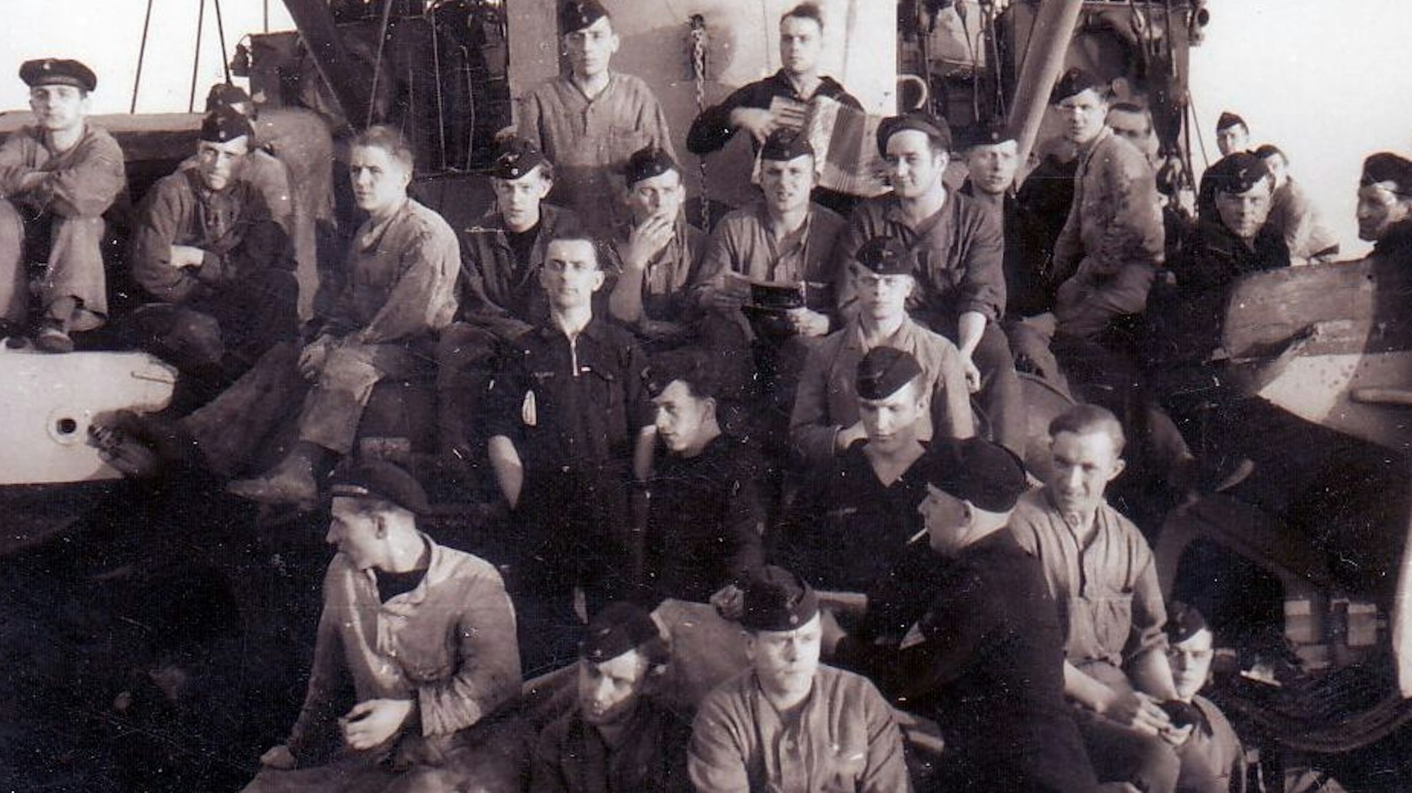 Ein Foto von 1943 zeigt den damals 24 Jahre alten Morsbacher Walter Berger (hintere Reihe, Dritter von links) auch im Kreise seiner Kameraden auf einem Torpedo-Boot.