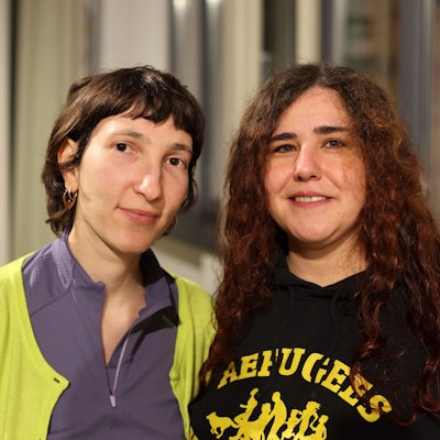 Kristina Bublevskaya (l.) und Zeynep Karaosman stehen nebeneinander.