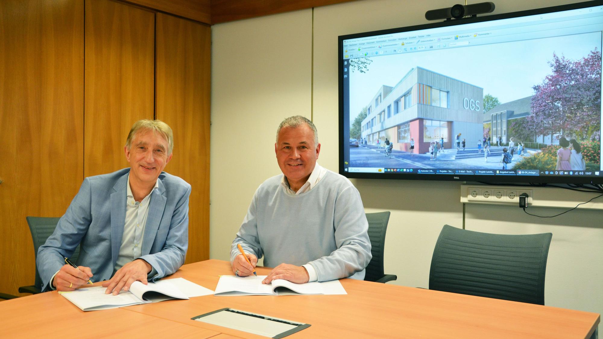 Bürgermeister Frank Steffes (r.) und Markus Kellner, Geschäftsführer von Depenbock Partnering, unterzeichneten jetzt den Vertrag über die schlüsselfertigen Arbeiten für das Projekt.