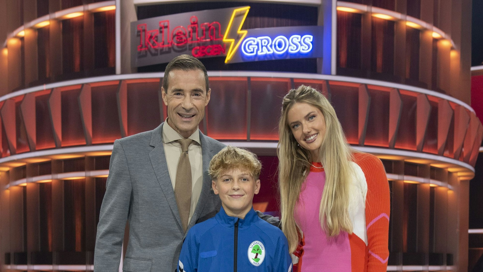 Das Bild zeigt Moderator Kai Pflaume, Tom Eichinger und Alica Schmidt.