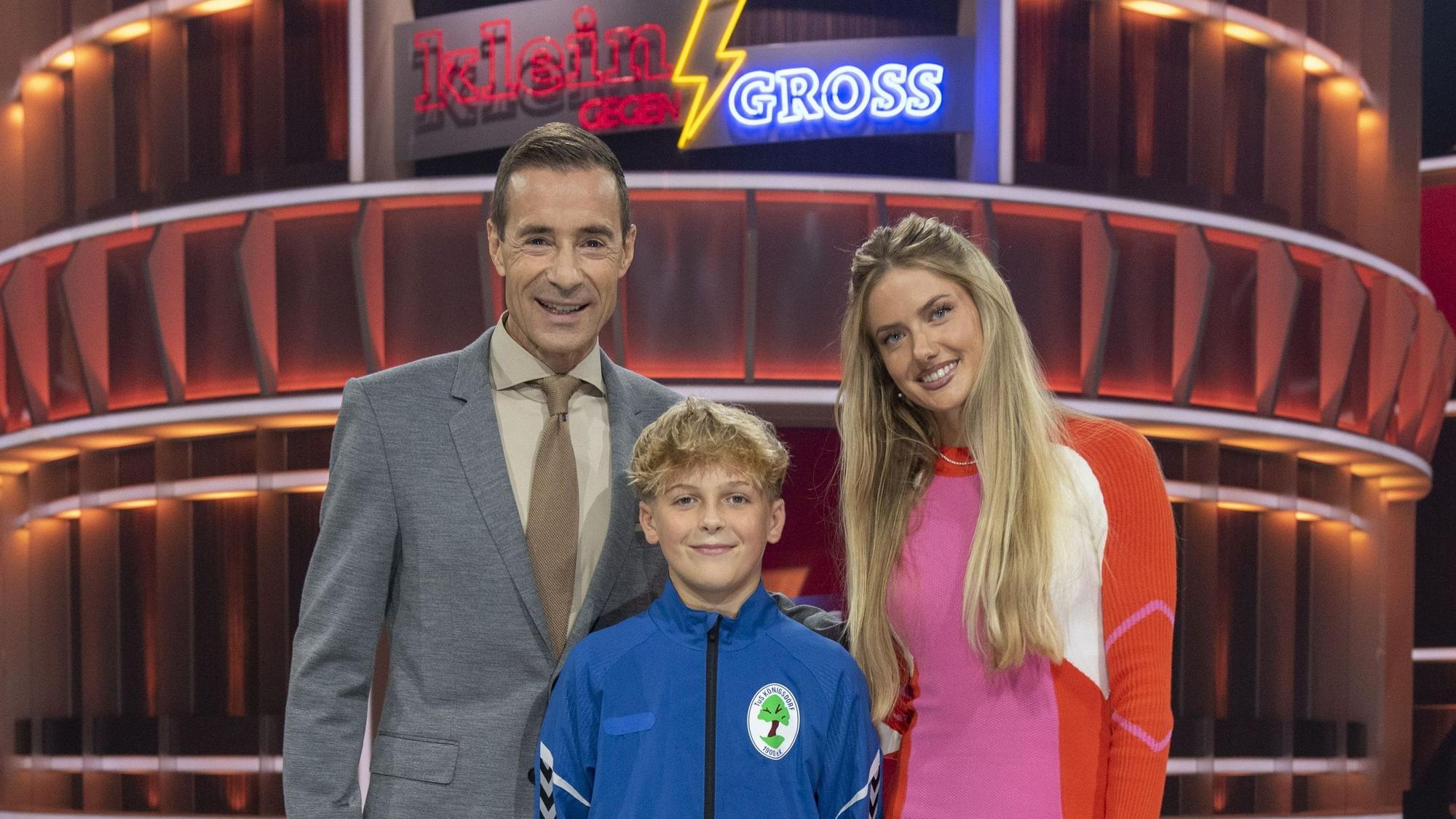 Auf dem Bild sind der Moderator Kai Pflaume, die Sportlerin Alica Schmidt und der Frechener Tom Eichinger zu sehen.