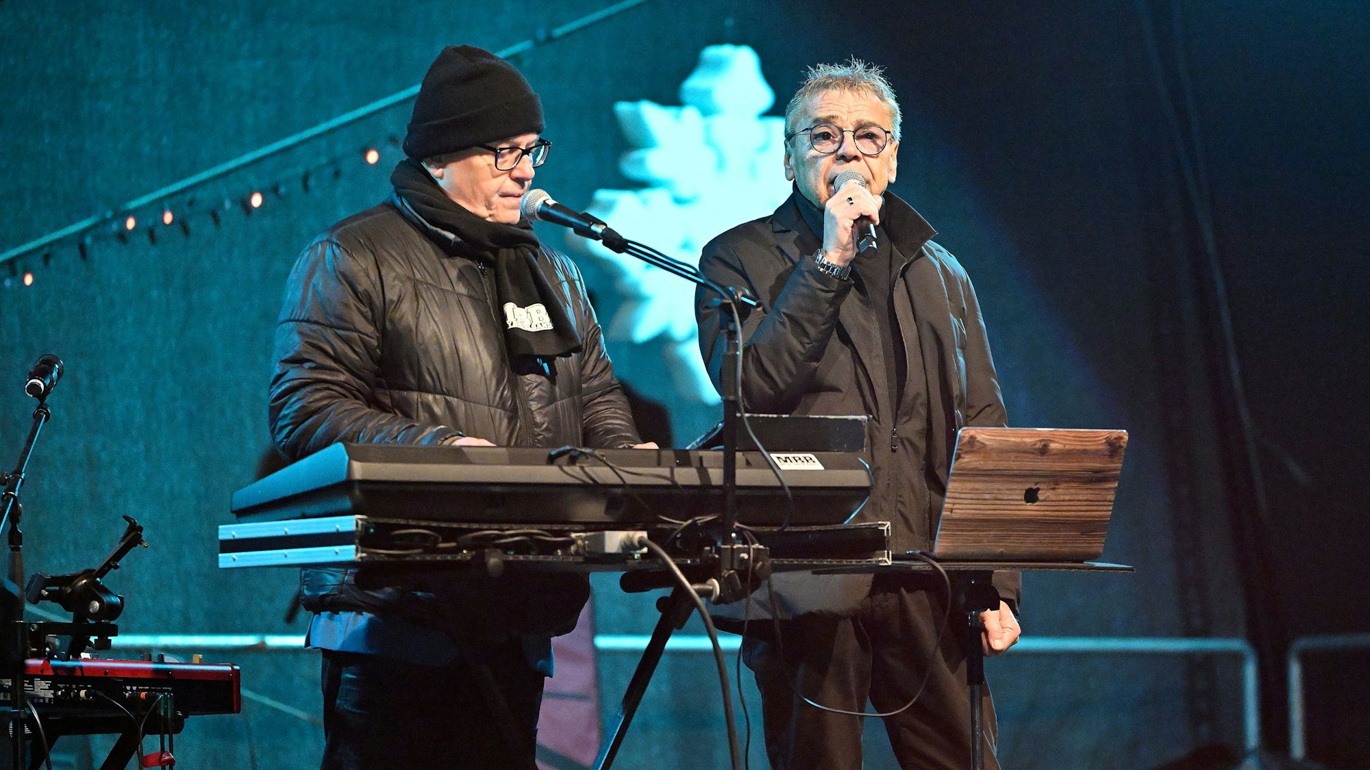 Musiker stehen auf der Mitsingkonzert-Bühne in der Bergisch Gladbacher Belkaw-Arena.