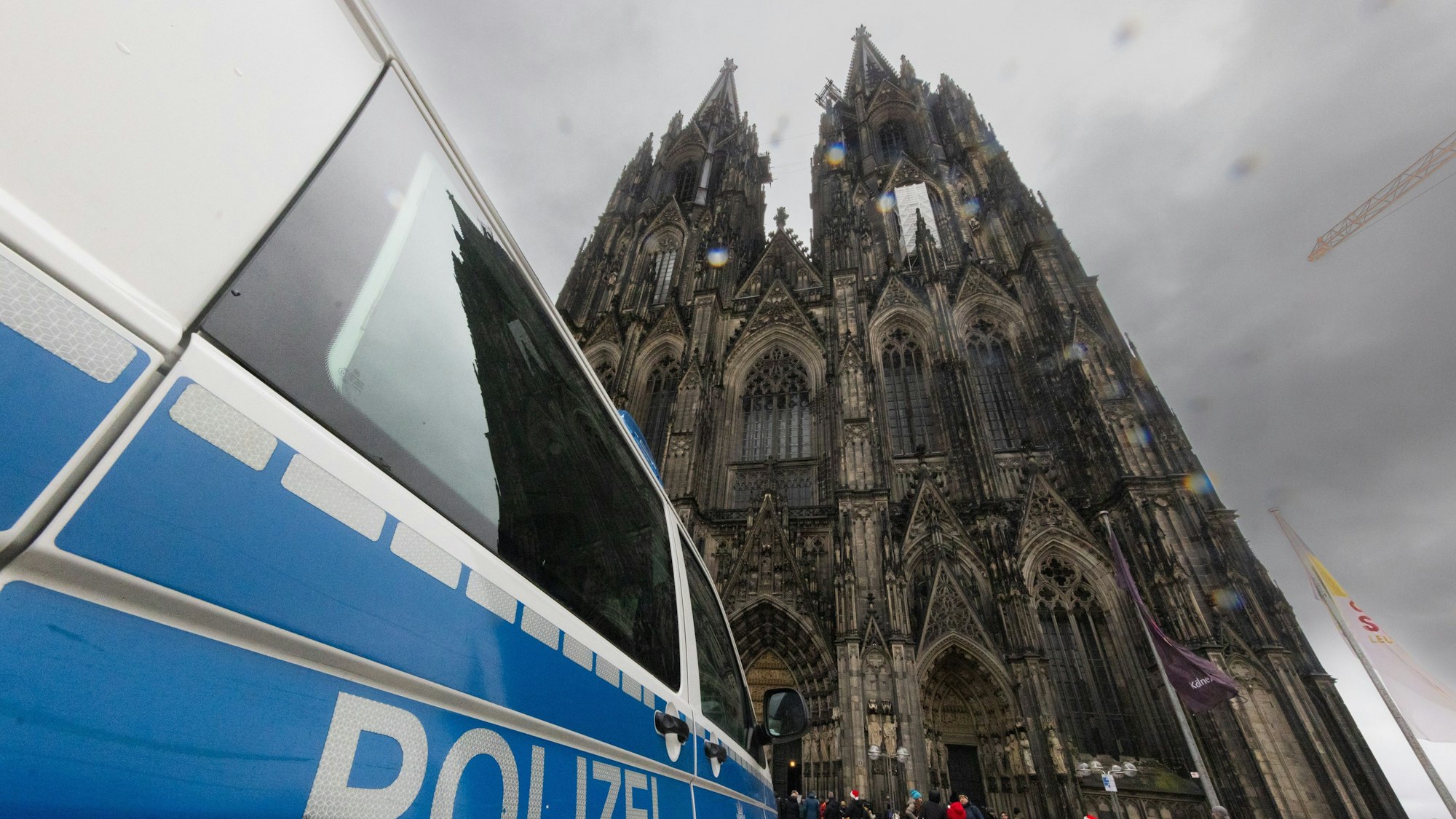 Polizeiaufgebot im und um den. Kölner Dom am Vormittag des Heiligabends.Meike Böschemeyer