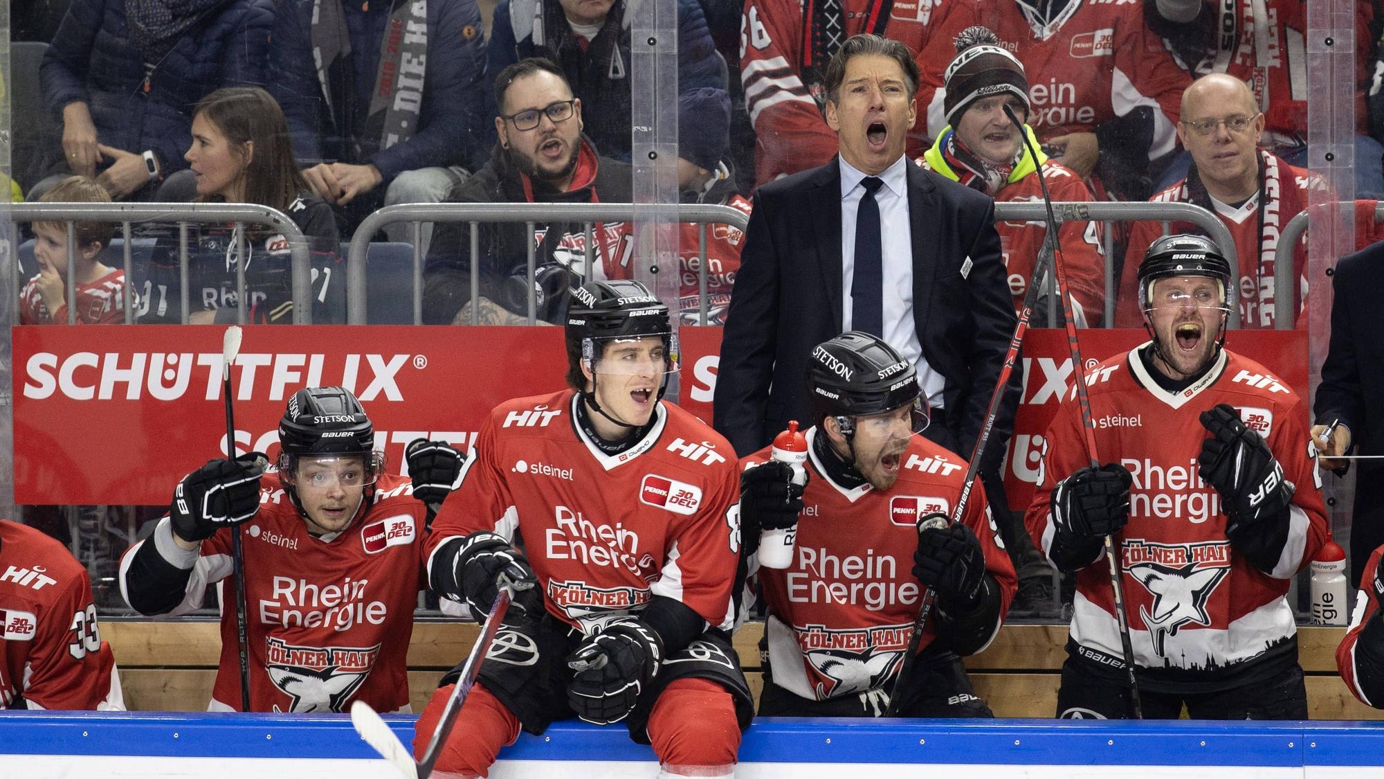 Haie-Chefcoach Uwe Krupp freuen sich über Frederik Storms Siegtrefferc zum 4:3 gegen die Löwen Frankfurt