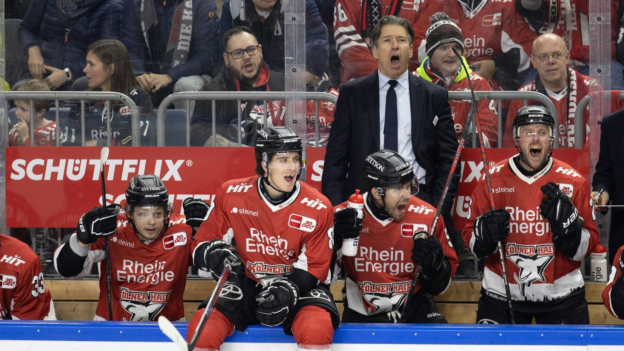 Haie-Chefcoach Uwe Krupp freuen sich über Frederik Storms Siegtrefferc zum 4:3 gegen die Löwen Frankfurt