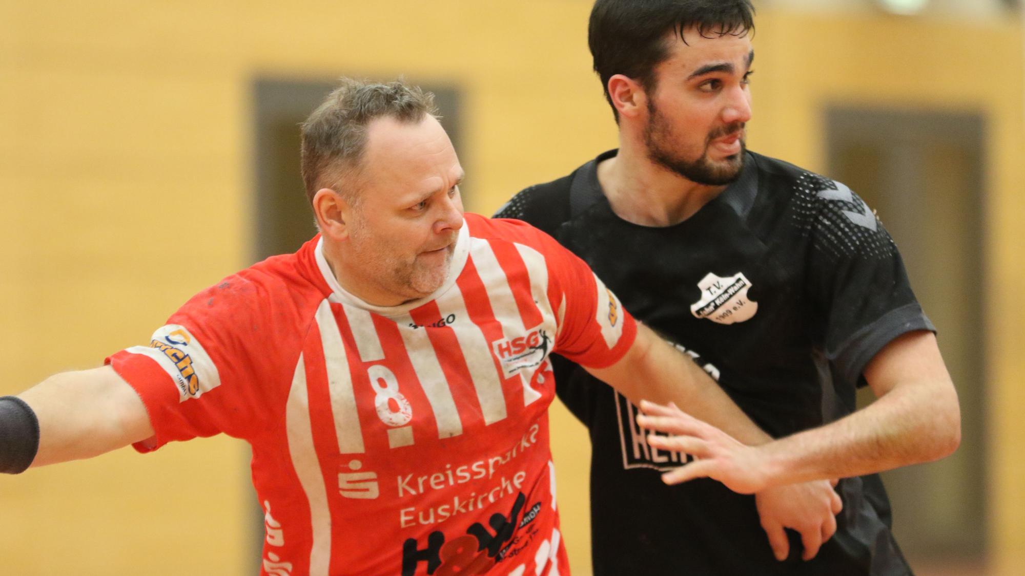 HSG-Trainer Stefan Tuitje wird vom Gegenspieler gedeckt.