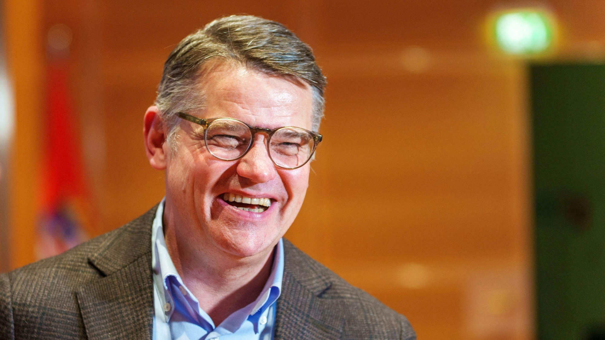 Es ist der lachende Ministerpräsident Hessens, Boris Rhein, zu sehen.