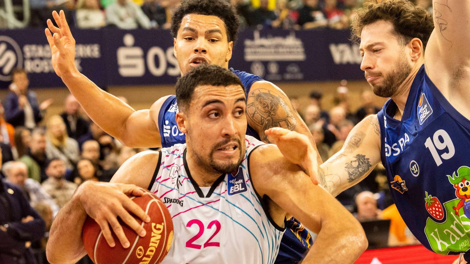 Noah Kirkwood (vorne) kam auf elf Punkte und sechs Assists, konnte die Pleite an der Nordseeküste aber nicht verhindern.