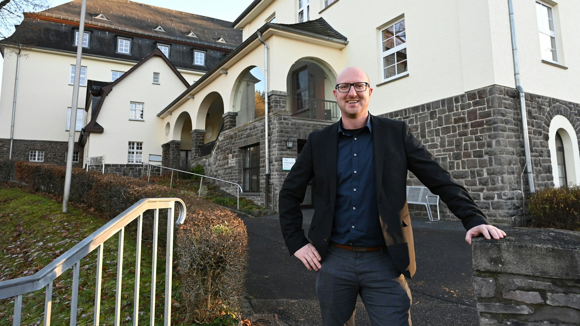Bürgermeister Ingo Pfennings steht vor dem Rathaus in Schleiden.