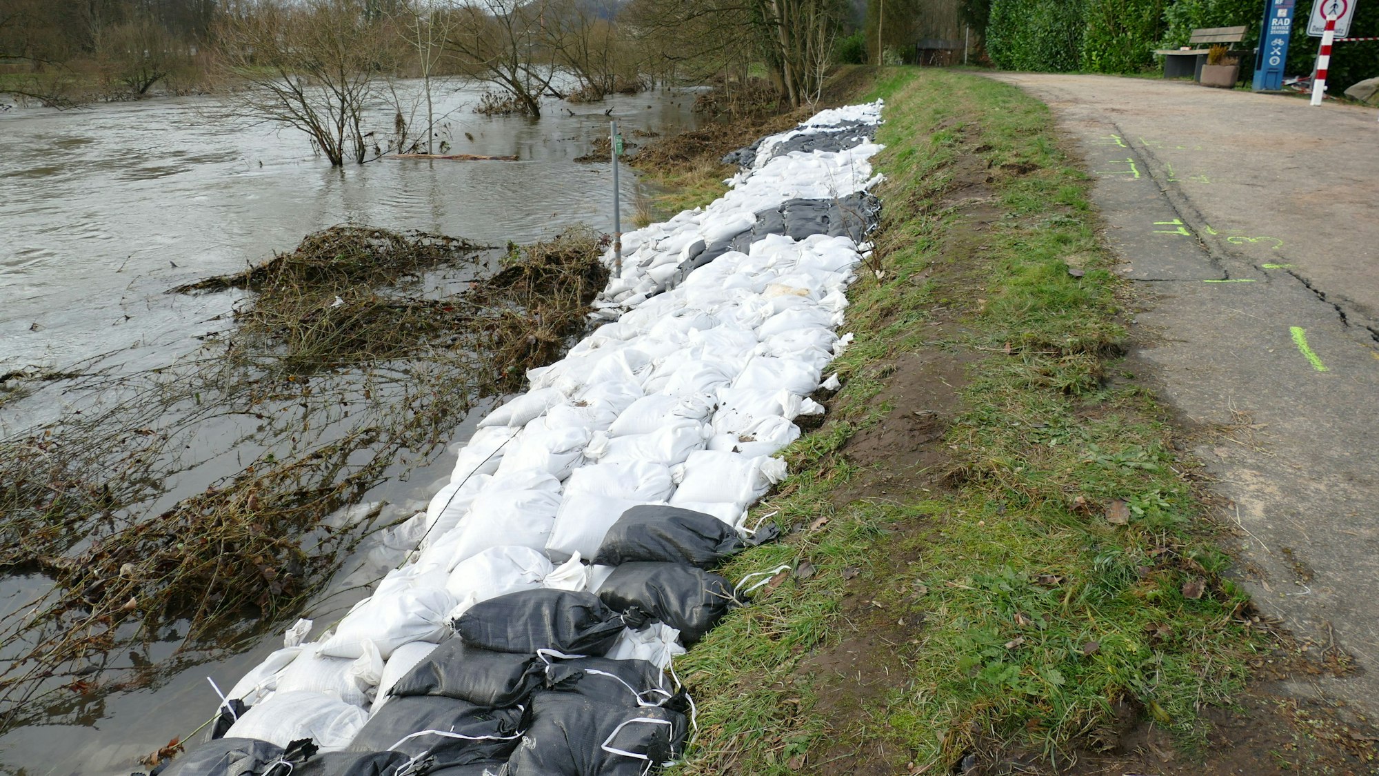 Die 8000 Sandsäcke hatten die Ehrenamtlichen am ersten Weihnachtstag 2023 verbaut, sie sollen den Deich stabilisieren.