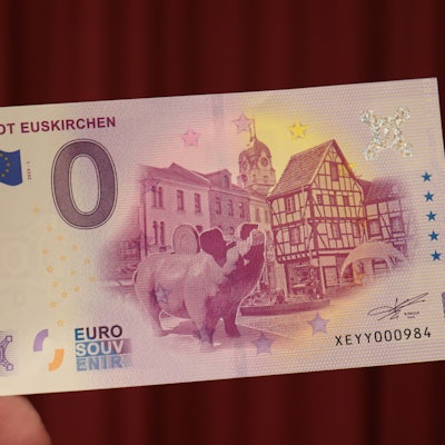 In der Stadt Euskirchen gibt es einen 0-Euro-Schein. Er zeigt den Alten Markt und das Sparschweindenkmal im Klostergarten.