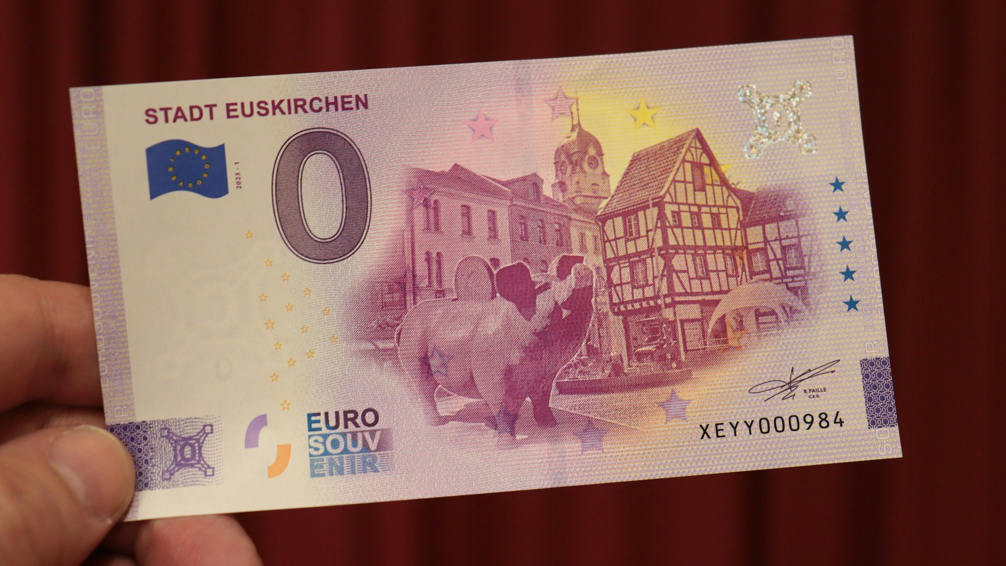 In der Stadt Euskirchen gibt es einen 0-Euro-Schein. Er zeigt den Alten  Markt und das Sparschweindenkmal im Klostergarten.