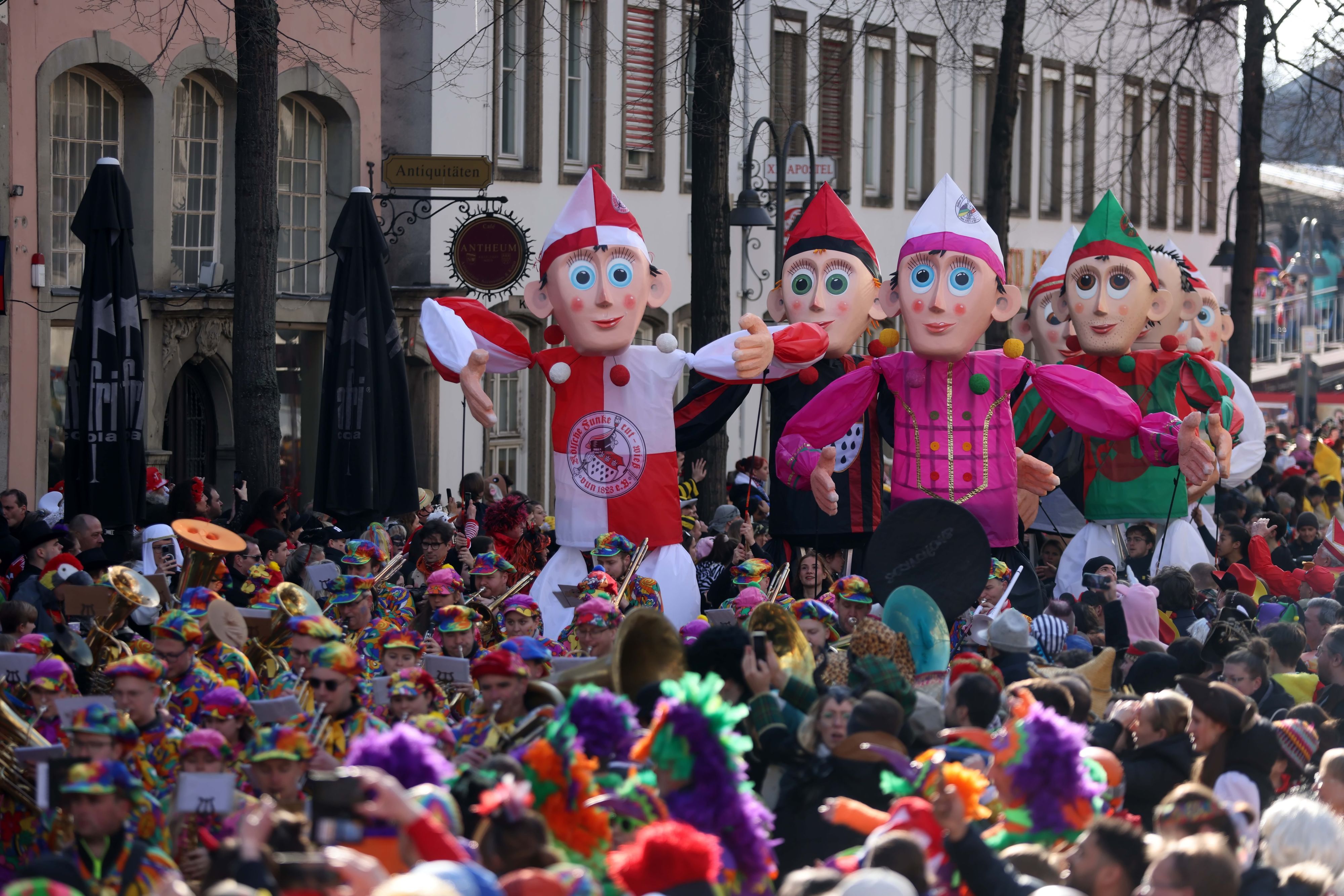 Die Großfiguren waren Teil des Rosenmontagszugs.