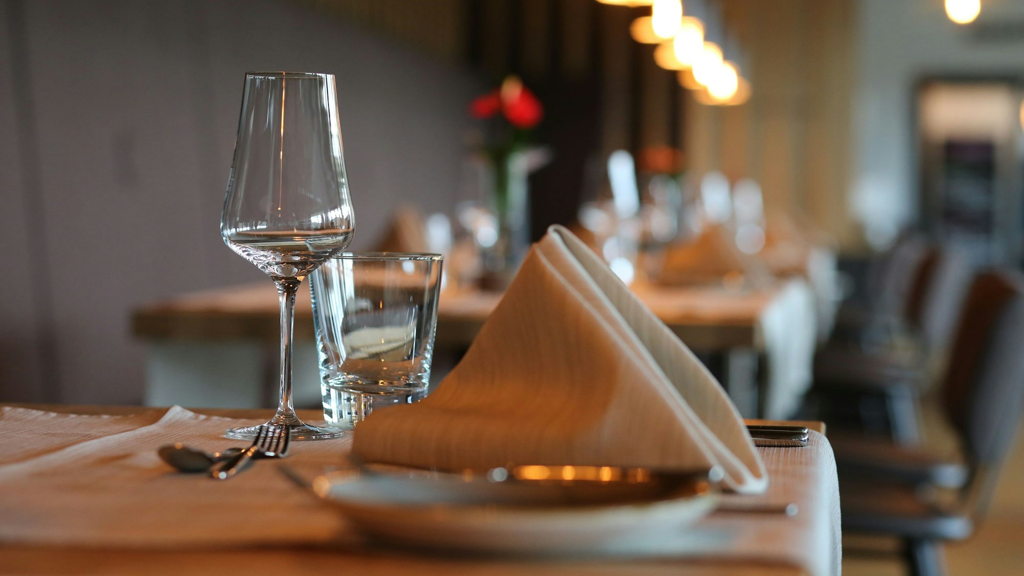 Ein eingedeckter Tisch in einem Restaurant.