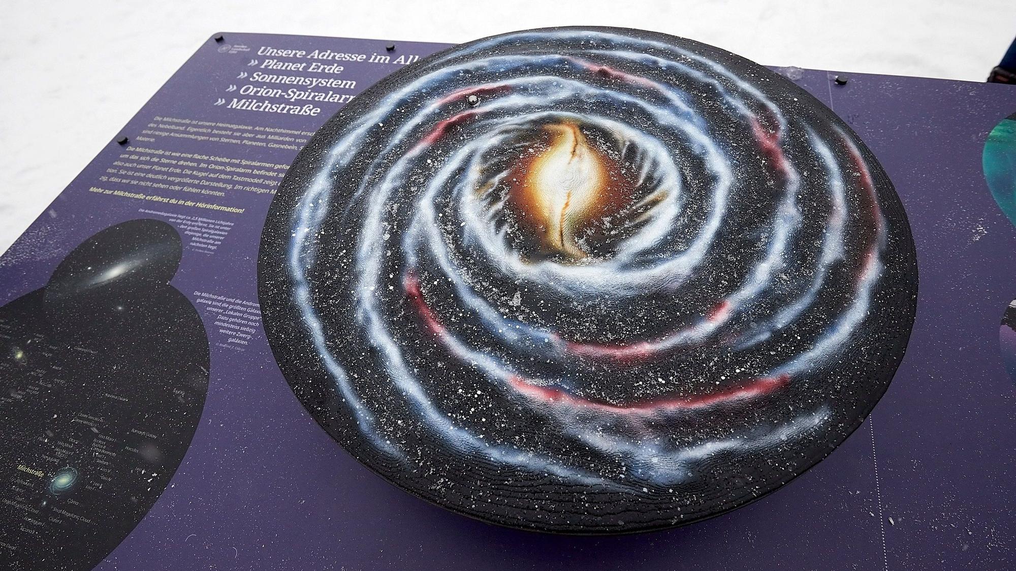 Eine der Tafeln, die zur Orientierung am Nachthimmel dienen, zeigt eine Spirale.