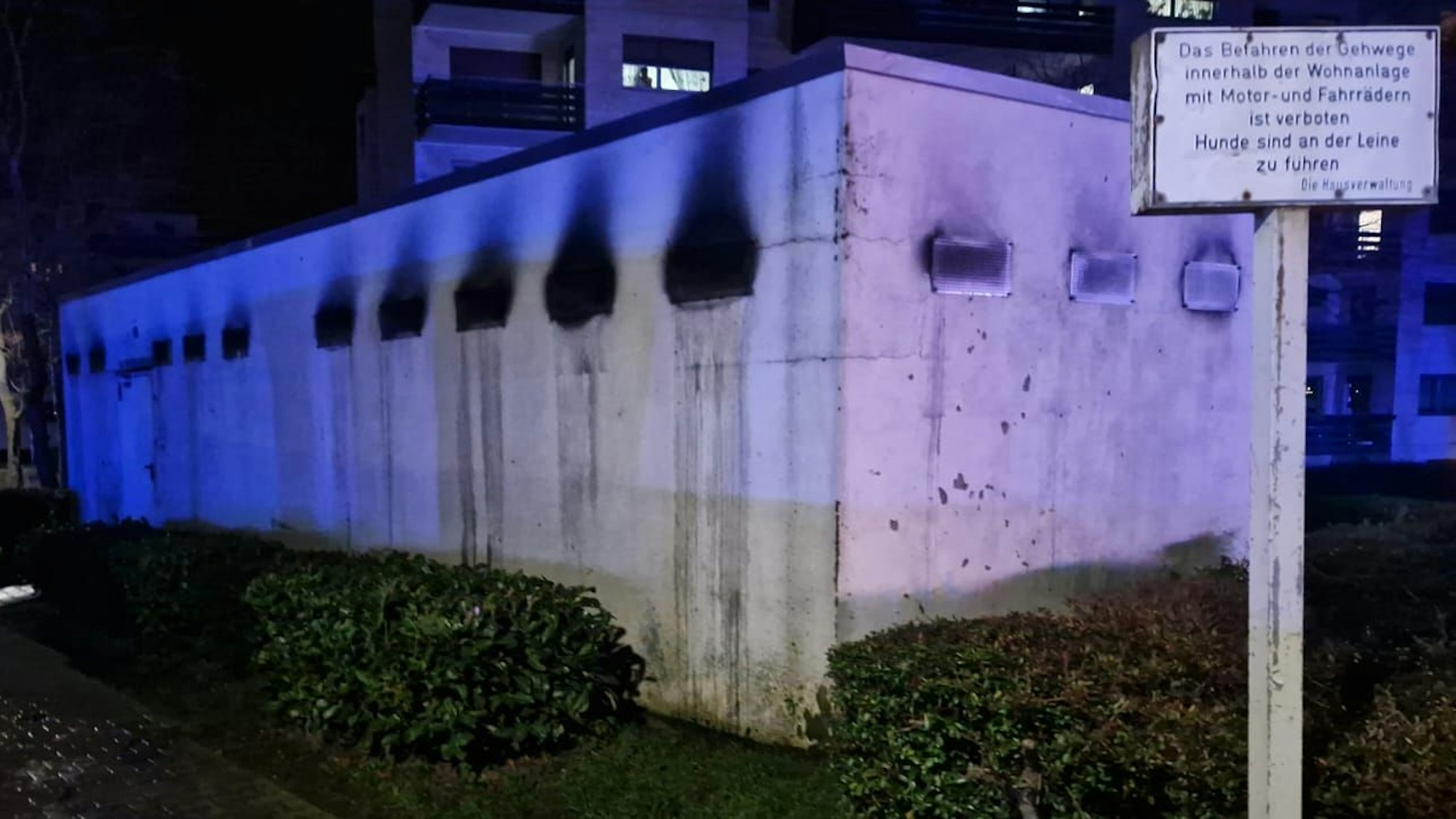 Zu sehen ist ein weißes Abfallhaus mit Ruß an der Außenwand.