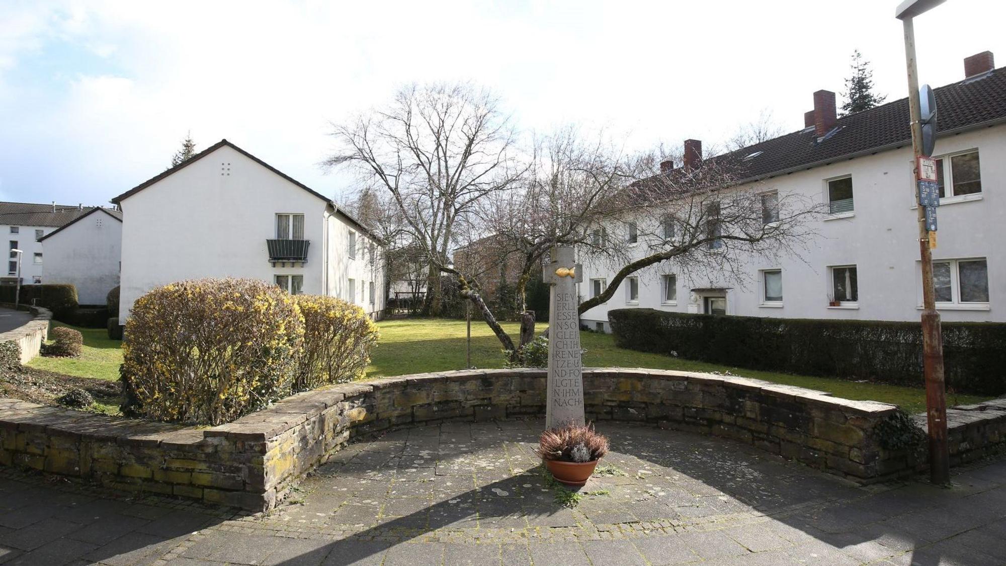 Mehrere zweigeschossige Häuser mit weißen Fassaden stehen im Süden der Stadt Königswinter am Stadtgarten.