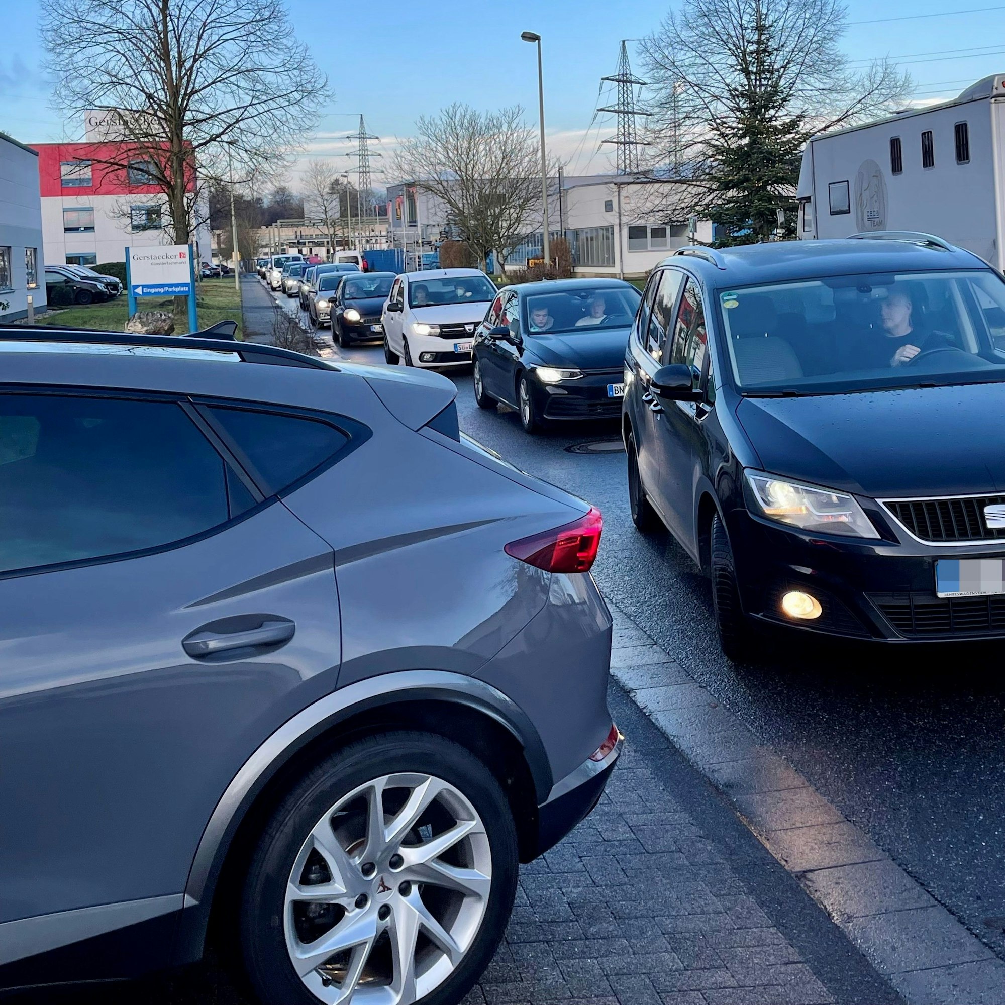 Viele Autos stehen Schlange auf einer Straße.