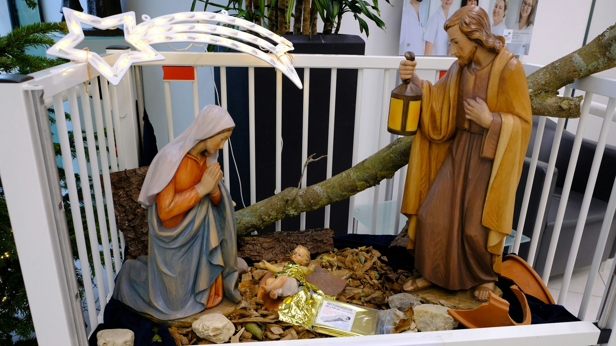 Krippendarstellung im Kreiskrankenhauses in Mechernich - das Jesuskind auf Trümmern, eingewickelt in eine Rettungsdecke.