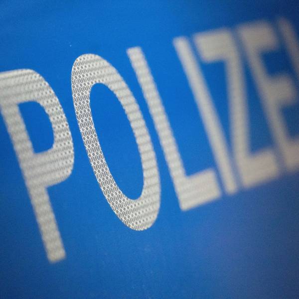 Der Schriftzug „Polizei“ auf einem Streifenwagen.