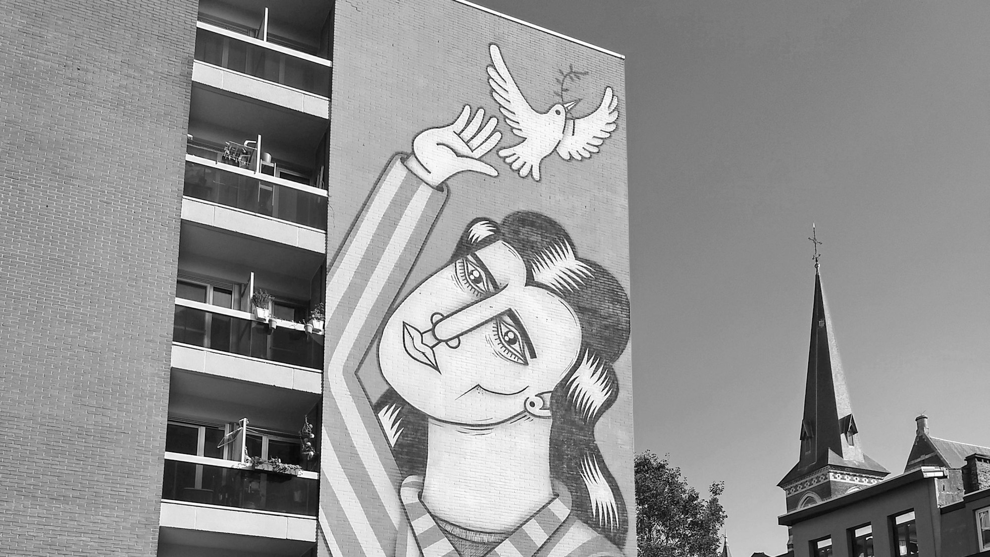 Das Porträt von Mala Zimetbaum auf einer Hauswand in Antwerpen.